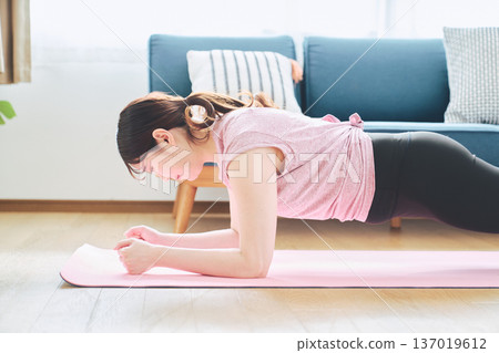 Home training lifestyle of a woman in her 30s doing core training at home Home training lifestyle of a woman in her 30s doing core training at home 137019612