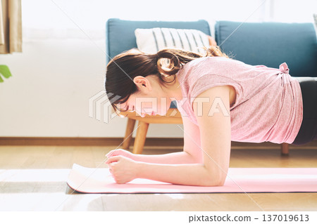 Home training lifestyle of a woman in her 30s doing core training at home Home training lifestyle of a woman in her 30s doing core training at home 137019613