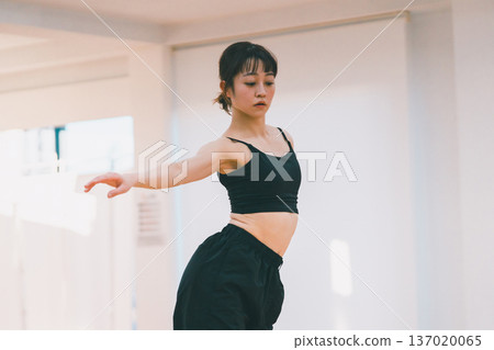 dancing, females, female 137020065