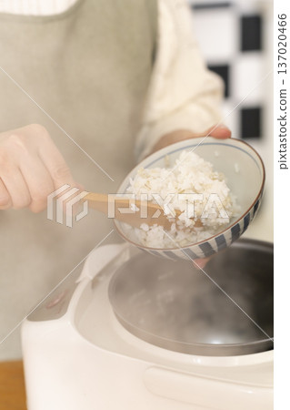 雙手將剛煮好的米盛入碗中 137020466