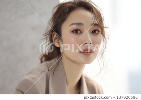 一張女性肖像照，她笑容清澈自然，周圍環繞著柔和的光線（橫幅照片）。 137020586