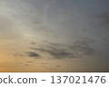清晨的天空呈現出淡淡的漸變色，映照著晨曦。 137021476
