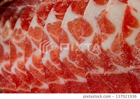 鮮紅冷凍豬肉片的細緻大理石紋理 鮮紅冷凍豬肉片的細緻大理石紋理 137021936