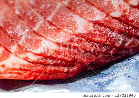 鮮紅冷凍豬肉片的細緻大理石紋理 137021940