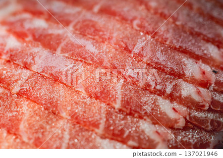 鮮紅冷凍豬肉片的細緻大理石紋理 鮮紅冷凍豬肉片的細緻大理石紋理 137021946