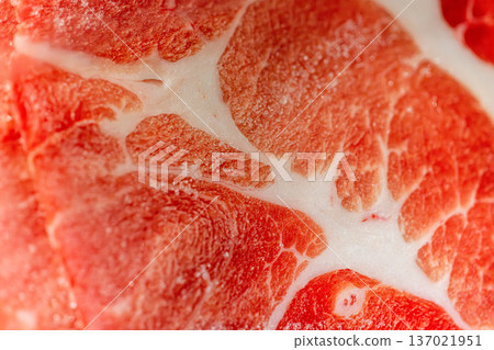 鮮紅冷凍豬肉片的細緻大理石紋理 137021951