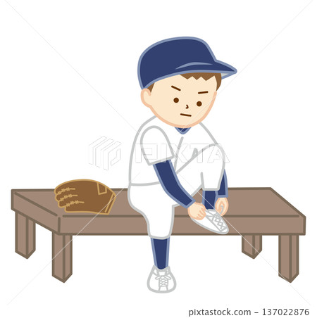 一個穿著棒球服的男孩正在繫鞋帶 137022876