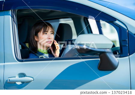 一名女子在車上用智慧型手機通話 137023418