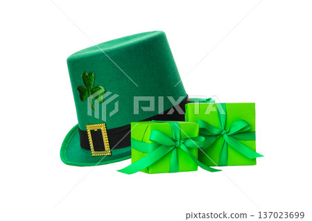 Leprechaun hat near green gift boxes, isolated, PNG 137023699