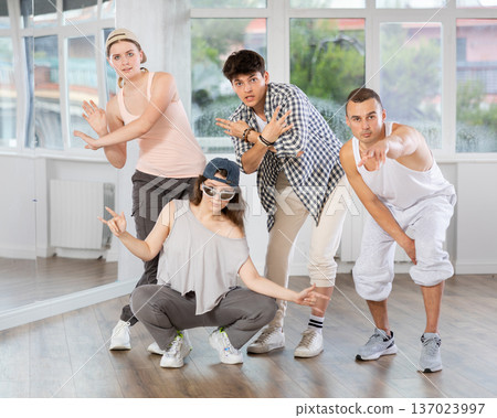 Women and men improvise, move on whim, and perform voluntary movements hip hop dance Women and men improvise, move on whim, and perform voluntary movements hip hop dance 137023997