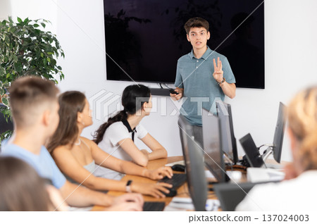 student showcased high level of public speaking skills. 137024003