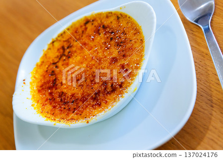 Creme brulee with caramelized sugar Creme brulee with caramelized sugar 137024176