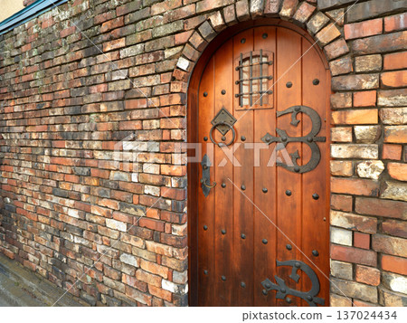 磚牆和古老的木門 磚牆和古老的木門 137024434