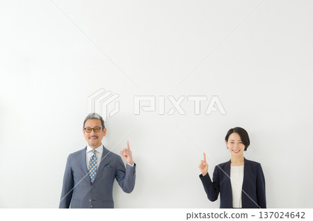 商務男人和女人 商務男人和女人 137024642