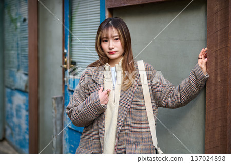 身穿格子外套的日本女性,肖像,秋季,冬季,時尚,戶外,20多歲,生活方式 身穿格子外套的日本女性,肖像,秋季,冬季,時尚,戶外,20多歲,生活方式 137024898