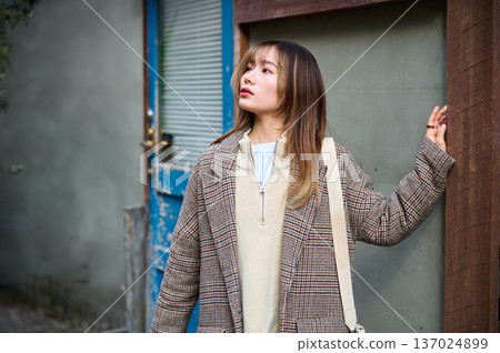 Profile of a Japanese woman wearing a checkered coat, looking up, autumn, winter, fashion, 20s, lifestyle 137024899