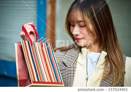 日本女性手提購物袋,享受購物樂趣。秋裝、冬裝、時尚生活風格、廣告素材 日本女性手提購物袋,享受購物樂趣。秋裝、冬裝、時尚生活風格、廣告素材 137024901
