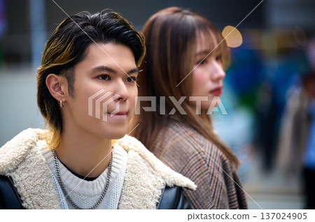 Japanese men and women walking in the city in winter. 20s. Young people's fashion and lifestyle. Portrait. Love. Advertising. Japanese men and women walking in the city in winter. 20s. Young people's fashion and lifestyle. Portrait. Love. Advertising. 137024905