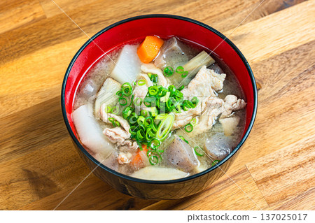 A lot of pork soup 137025017