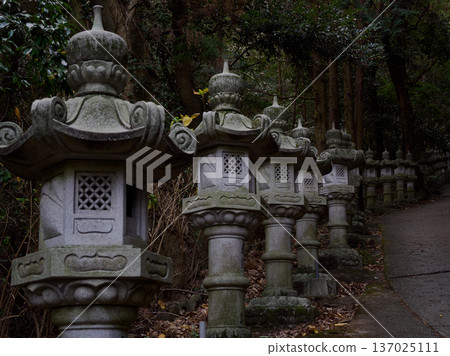 Stone Art: Intricately Carved Stone Lanterns Weave the Beauty of Japan Stone Art: Intricately Carved Stone Lanterns Weave the Beauty of Japan 137025111
