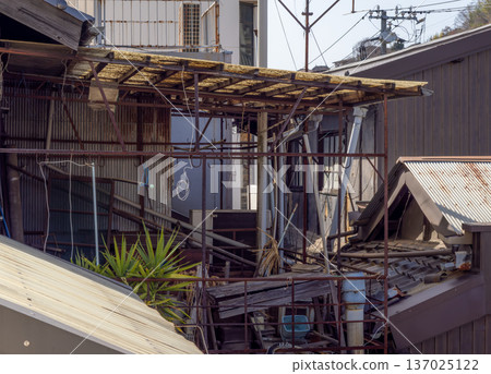 密集的建築群散發著懷舊的美感：波紋金屬屋頂和鏽跡斑斑的鋼架保留了昭和時代的氛圍。 137025122