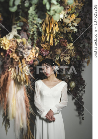 穿著婚禮禮服的新娘 穿著婚禮禮服的新娘 137025259