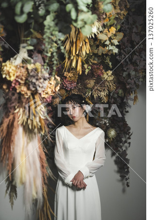 穿著婚禮禮服的新娘 穿著婚禮禮服的新娘 137025260