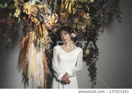 穿著婚禮禮服的新娘 穿著婚禮禮服的新娘 137025261