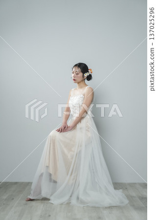 穿著婚禮禮服的新娘 137025296