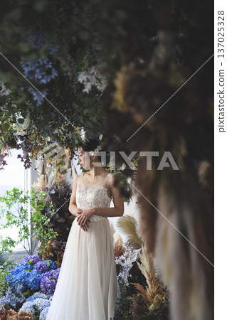 穿著婚禮禮服的新娘 137025328