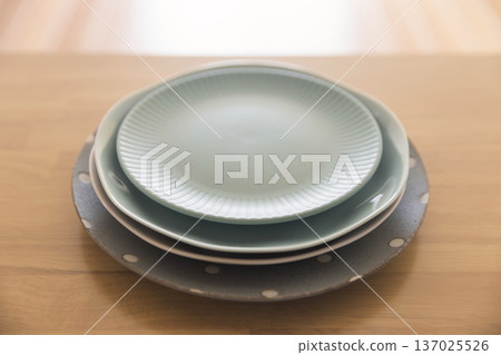 廚房檯面上的盤子 137025526