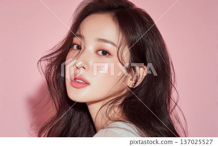 長髮飄飄、外表自然的女子 137025527