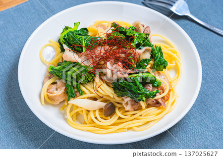 日式油菜花豬肉義大利麵 日式油菜花豬肉義大利麵 137025627