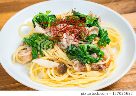 Japanese-style pasta with rape blossoms and pork 137025683