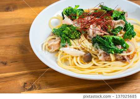 日式油菜花豬肉義大利麵 日式油菜花豬肉義大利麵 137025685