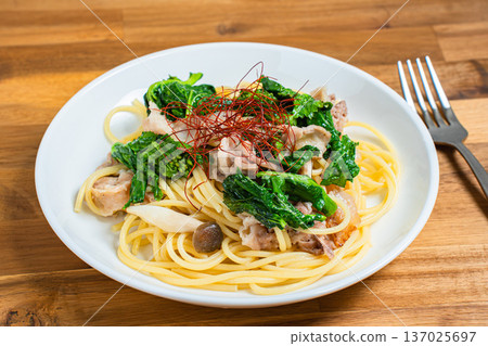 日式油菜花豬肉義大利麵 137025697