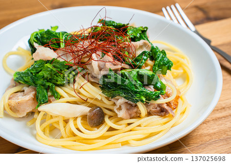 Japanese-style pasta with rape blossoms and pork 137025698