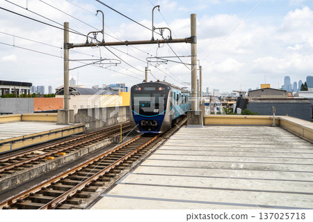 一列火車駛入車站（雅加達地鐵，印尼） 137025718