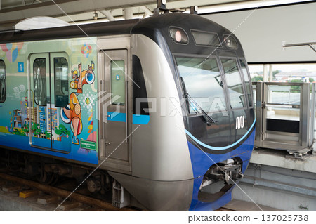 一列火車停靠在雅加達地鐵站。 137025738