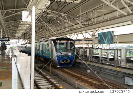 一列火車停靠在雅加達地鐵站。 137025745