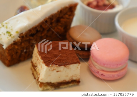 Delicious cake buffet 137025779
