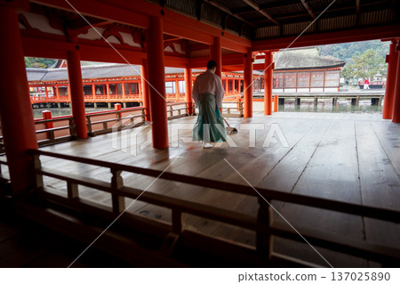 嚴島神社正在由一位僧侶清掃。 嚴島神社正在由一位僧侶清掃。 137025890