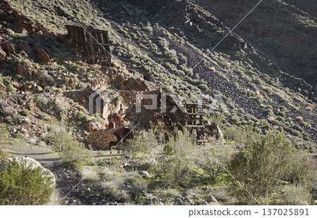 沙漠中一座廢棄煤礦的遺跡 137025891