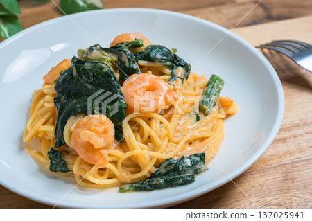Shrimp and spinach tomato cream pasta 137025941