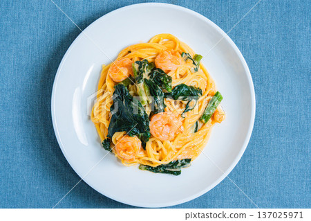 Shrimp and spinach tomato cream pasta 137025971