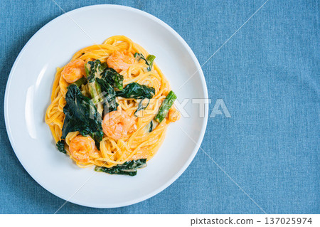 Shrimp and spinach tomato cream pasta Shrimp and spinach tomato cream pasta 137025974
