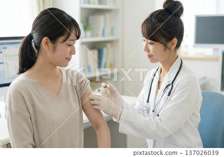 檢查患者的女性醫生 137026039