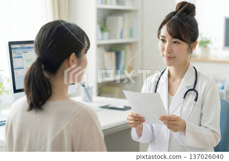 檢查患者的女性醫生 137026040