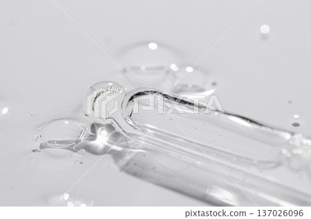 Transparent cosmetic product for skin care. 137026096