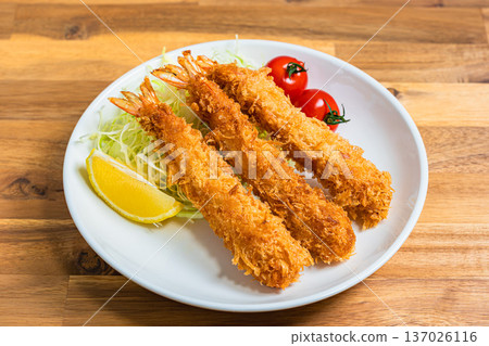 一道經典的西式炸蝦，配上高麗菜和檸檬。 137026116